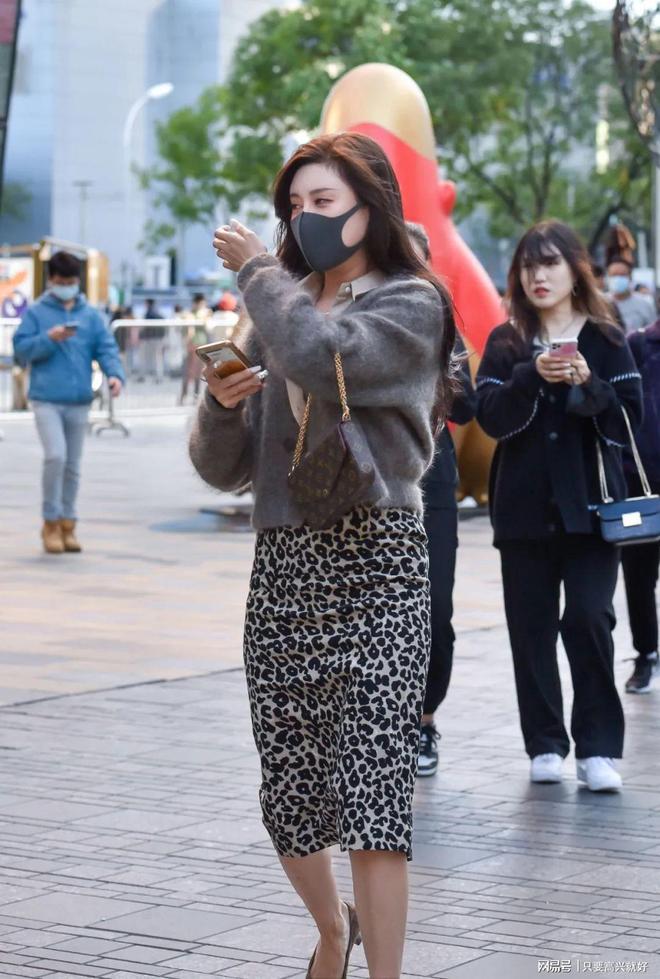 初秋穿着黑色长袖针织裙优雅大方又稳重美的简约又时髦有气韵