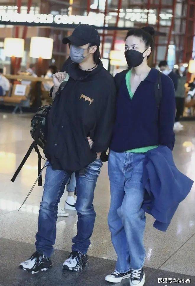 “王菲”穿得越佛系越高级一身宽松打扮简约又时髦气场无敌了